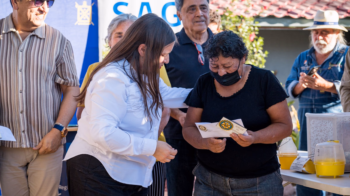 Gestión público-privada permite entregar apoyo productivo a agricultores de Matilla afectados por mosca de la fruta